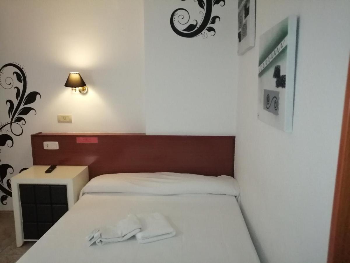 Hostal Jaime I Уэска Экстерьер фото